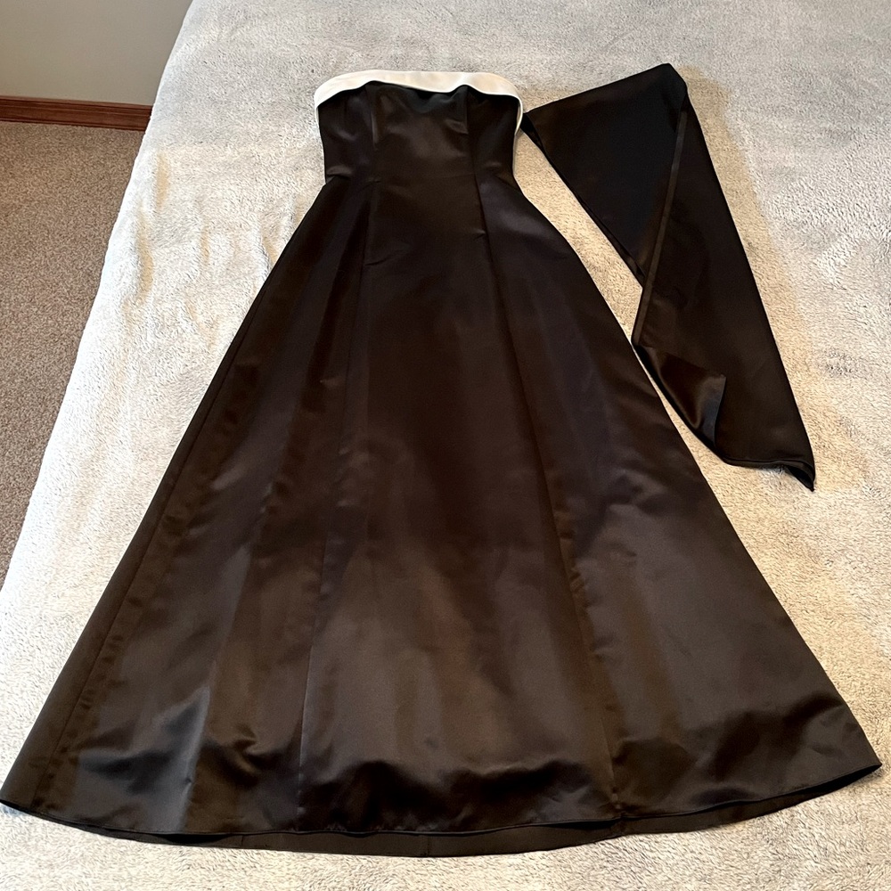 Strapless black gown with white trim, matching black wrap